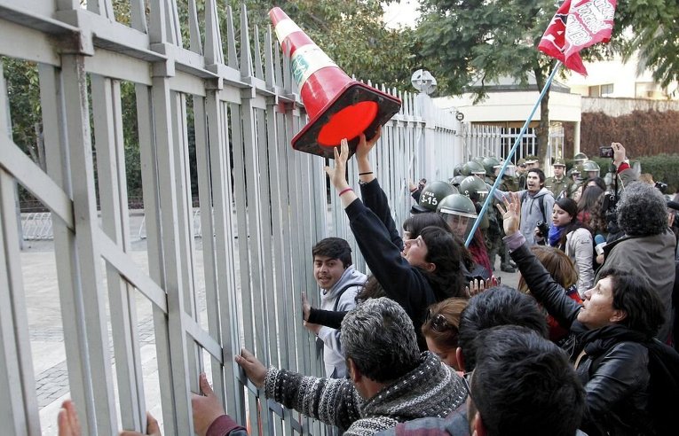 Протест против новых реформ в системе образования перед национальным конгрессом в Вальпараисо