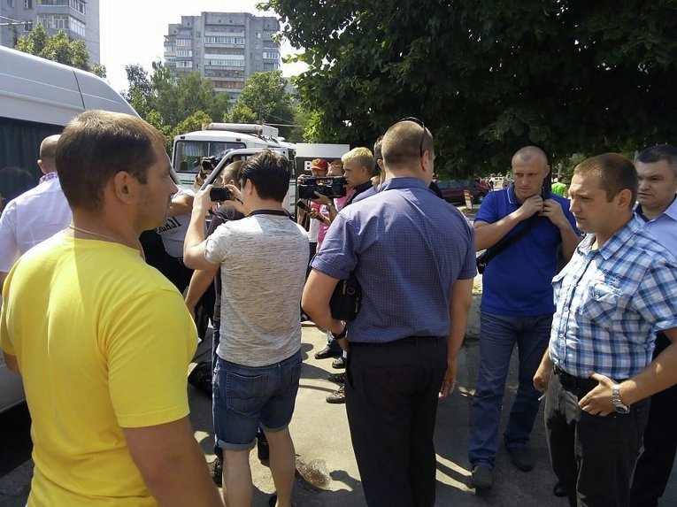На месте задержания автобуса с поддельными печатями УИК и ОИК в Чернигове