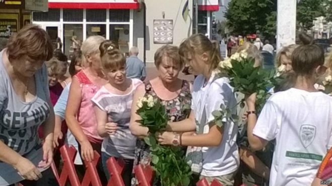 В Чернигове в день тишины раздавали розы от одного из кандидатов