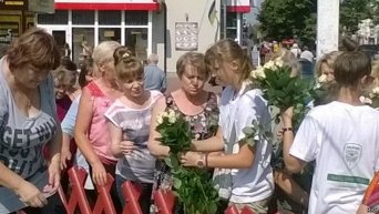 В Чернигове в день тишины раздавали розы от одного из кандидатов