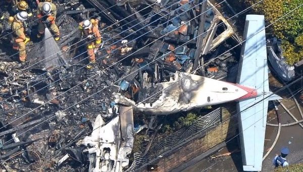 Самолет упал в жилом районе Токио