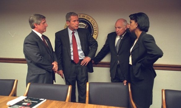 Фото с экстренного совещания в Белом доме после терактов 11 сентября