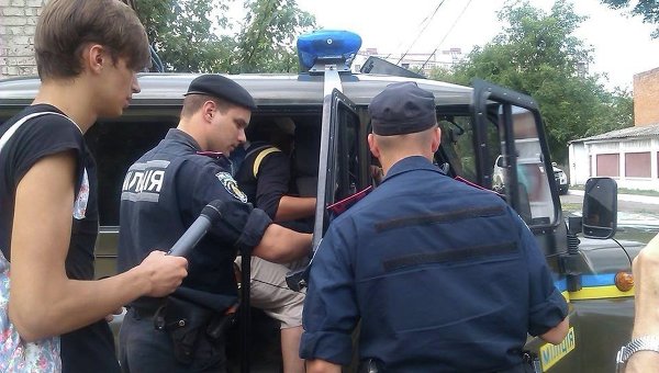 Работники милиции задержали мужчин с поддельными удостоверениями журналистов на выборах в Чернигове