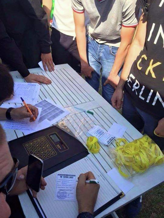 Выдача поддельных удостоверений издания Точка зору и желтых браслетов на выборах в Чернигове