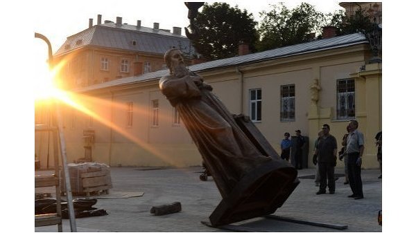 Установка памтника Андрею Шептицкому во Львове