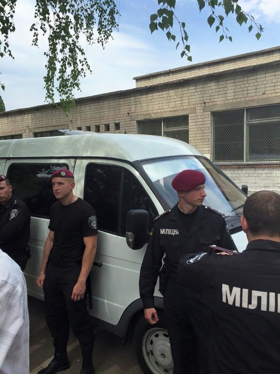 Работники милиции возле микроавтобуса, где находится задержанный заместитель губернатора Днепропетровской области Глеб Прыгунов