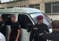 Работники милиции возле микроавтобуса, где находится задержанный заместитель губернатора Днепропетровской области Глеб Прыгунов