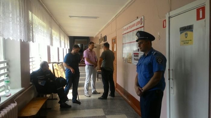 Народный депутаты Андрей Лозовой и Борис Филатов на избирательном участке в Чернигове