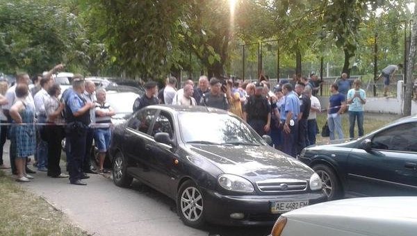 Заблокированная машина возле одного из избирательных участков в Чернигове