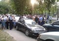 Заблокированная машина возле одного из избирательных участков в Чернигове