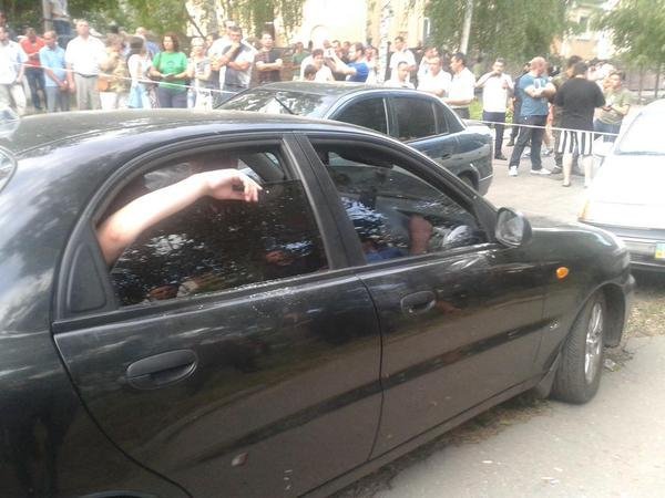 В Чернигове заблокировали машину, водителя и пассажиров подозревают в подкупе