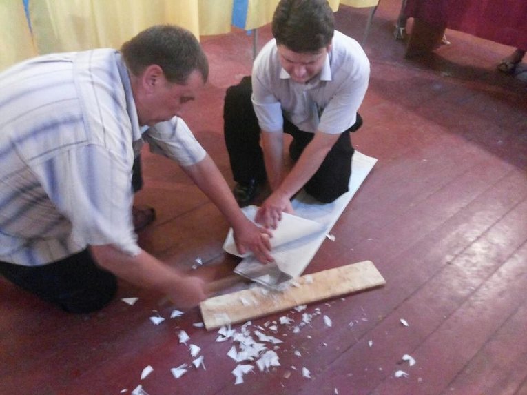 Члены участковых комиссий гасят избирательные бюллетени, оставшиеся после выборов на округе 205 в Чернигове