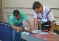 Члены участковых комиссий гасят избирательные бюллетени, оставшиеся после выборов на округе 205 в Чернигове