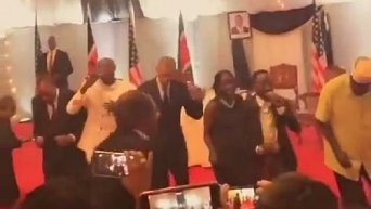 Обама станцевал во время визита в Кению