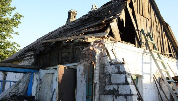 Последствия обстрелов в Донбассе. архивное фото