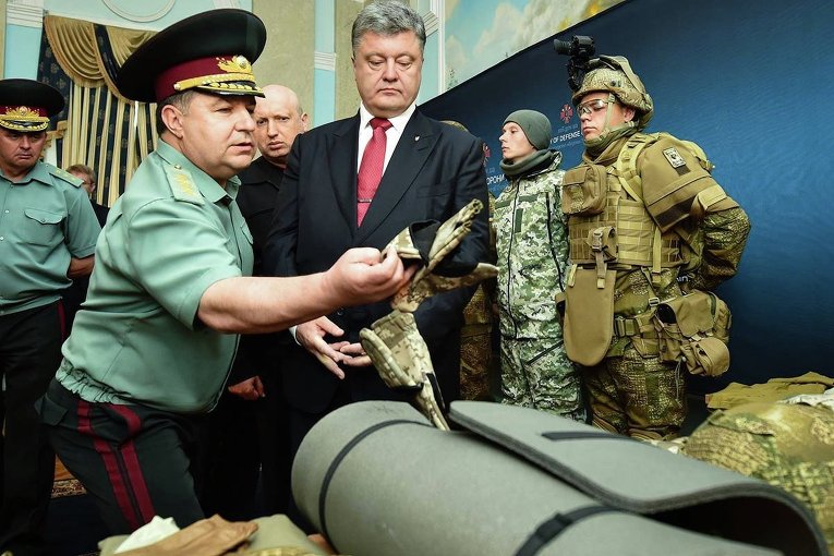 Министр обороны Степан Полторак показывает Петру Порошенко образцы новой формы ВСУ