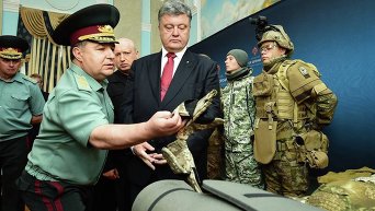 Министр обороны Степан Полторак показывает Петру Порошенко образцы новой формы ВСУ