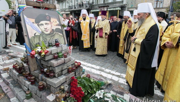 Предстоятель УПЦ МП Онуфрий молиться  за упокой погибших участников Евромайдана