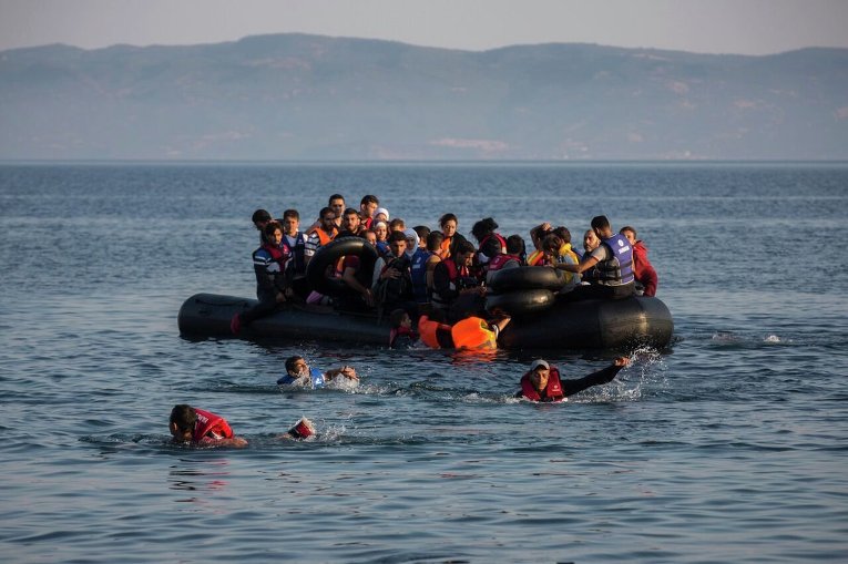 Сирийские и афганские беженцы у греческого острова Лесбос