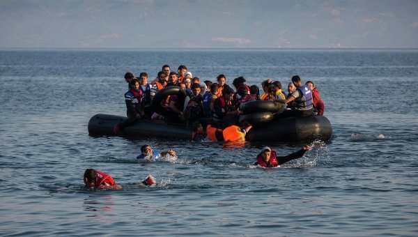 Лодка с сирийскими и афганскими беженцами. Архивное фото