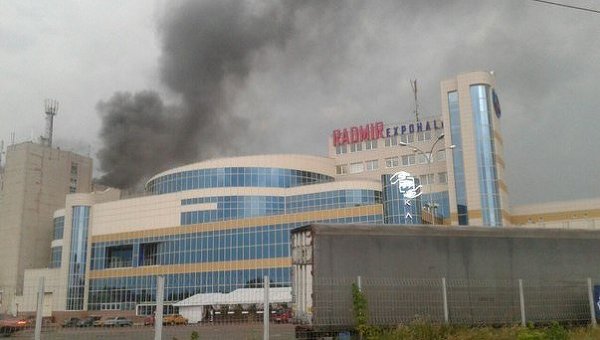 Верхние этажи здания научно-исследовательского центра горят в Харькове