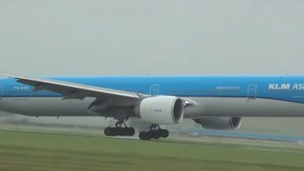Посадка Boeing 777 в Нидерландах пр ураганном ветре. Видео
