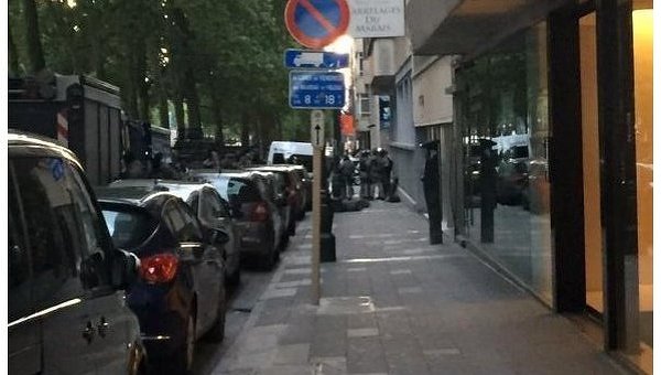Мужчина взял в заложники женщину с детьми в центре Брюсселя