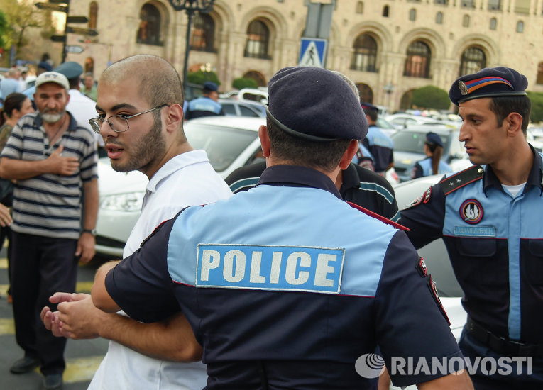 Ереванская полиция не пустила активистов движения Вставай, Армения! на площадь Республики
