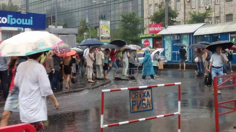 Последствия ливня в Киеве. Станция метро Лукьяновская, 28 июля 2015 г.