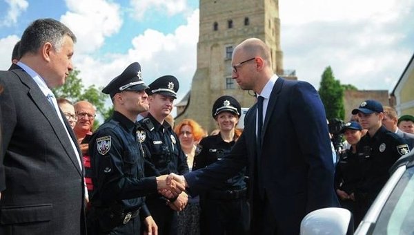 Яценюк и Аваков дали старт набору в патрульную полицию Луцка