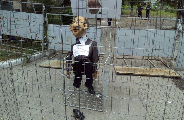 Кукла, изображающая Геннадия Кернеса, посажена в клетку участниками акции протеста в Полтаве, где проходит суд по делу мэра Харькова