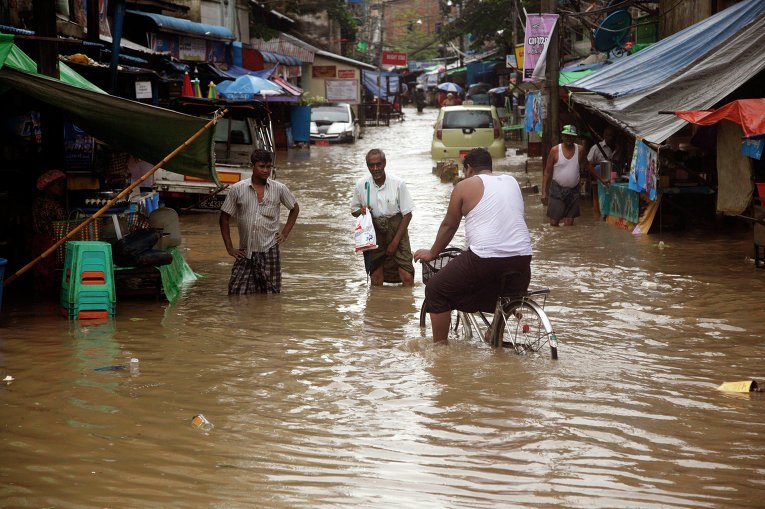 Затопленные улицы в Янгуне (Мьянма) после затяжных ливней, накрывших странц