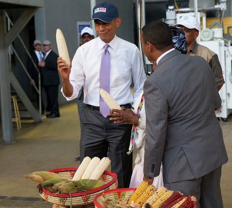Президент США Барак Обама держит початок кукурузы во время визита в Адис-Абеба (Эфиопия)