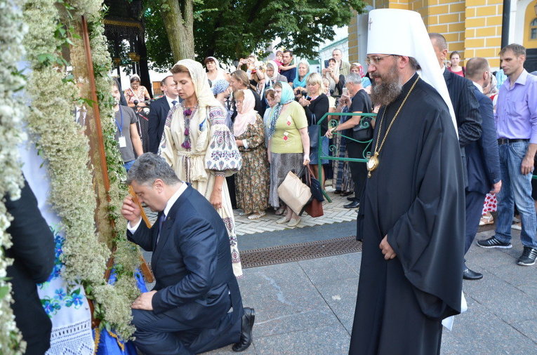 Президент Украины Петр Порошенко поклонился чудотворным иконам в Киево-Печерской Лавре