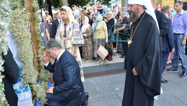 Президент Украины Петр Порошенко поклонился чудотворным иконам в Киево-Печерской Лавре