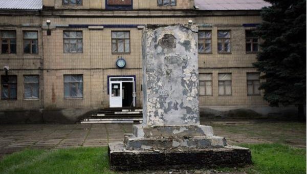 В Красногоровке снесли два памятника Ленину