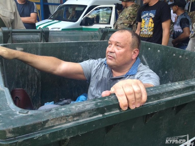 Депутата Одесского горсовета, руководителя одесского отделения Фонда госимущества Алексея Косьмина обсыпали мукой, облили зеленкой и затолкали в мусорный бак