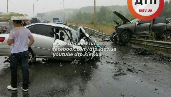На месте аварии с участием Porsche Cayene и Hyundai, которые столкнулись в Киеве