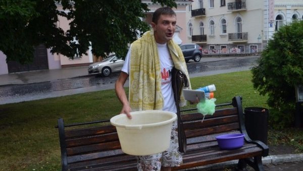 Житель Луцка пришел мыться в мэрию из-за отключения в городе горячей воды