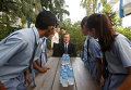 Премьер-министр Великобритании Дэвид Кэмерон встречается со студентами во время его посещения средней школы в Сингапуре