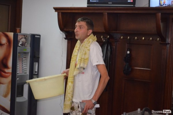 Житель Луцка Илья Токаренко помылся в приемной горсовета в знак протеста против отключения горячей воды