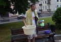 Житель Луцка Илья Токаренко помылся в приемной горсовета в знак протеста против отключения горячей воды
