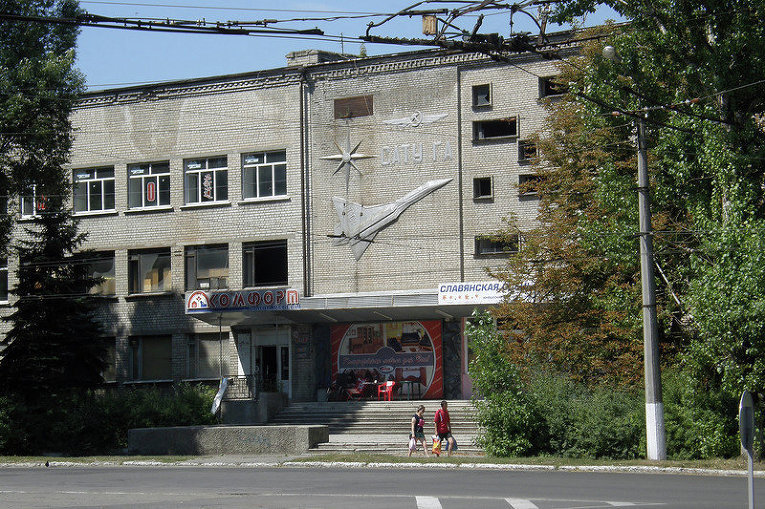 Авиационный колледж в Славянске. Функционирует только первый этаж.