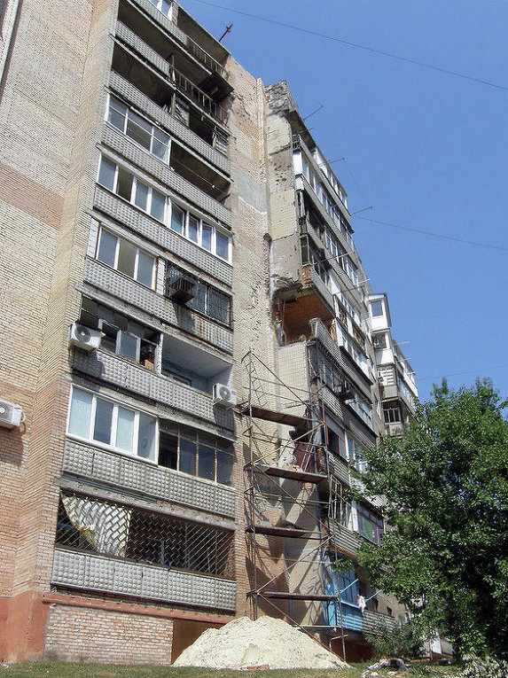 Дом, подвергшийся бомбардировке на улице Олимпийской в Славянске