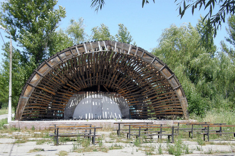 Разрушенная эстрада в парке, Славянск
