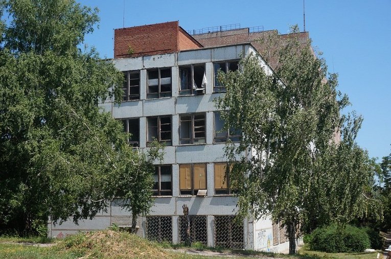 Разрушенное здание института высоких напряжений, Славянск