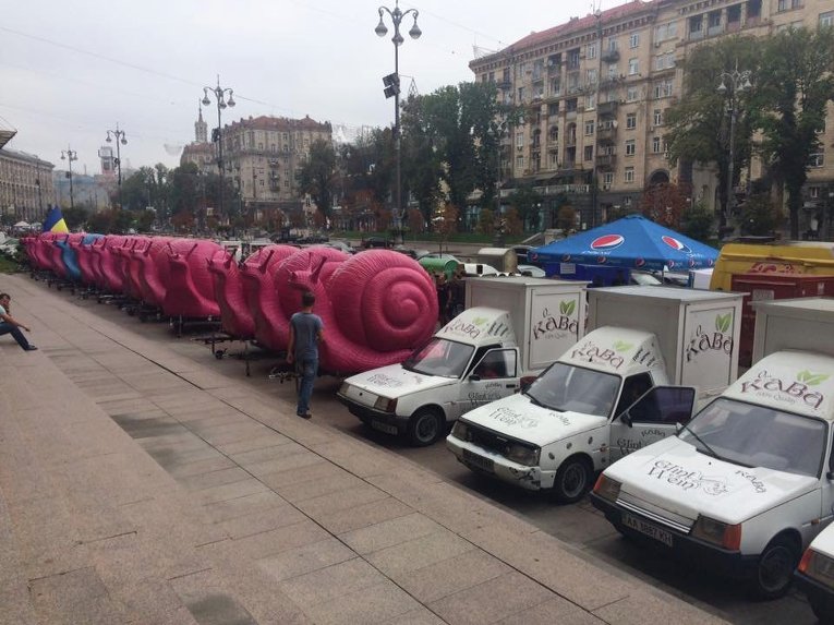 Автокофейни в виде улиток под зданием Киевсовета в четверг, 30 июля 2015 г.