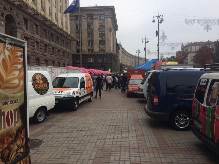 Автокофейни в виде улиток под зданием Киевсовета в четверг, 30 июля 2015 г.