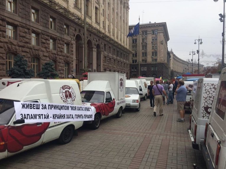 Автокофейни  под зданием Киевсовета в четверг, 30 июля 2015 г.
