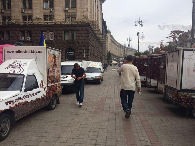 Автокофейни под зданием Киевсовета в четверг, 30 июля 2015 г.